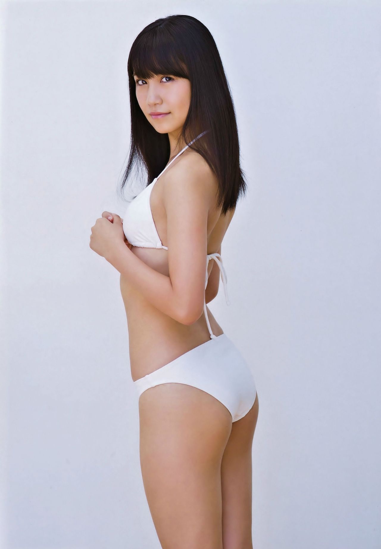 真っ白な水着で横を向いている小嶋真子の画像♪