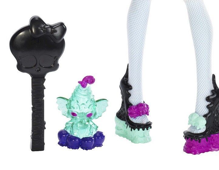 yadayadasaidejs:

Thanks to mydollystuff for bringing the new sweet screams to our attention, all cred to you :) I zoomed in since Target is being a blurry BUTT