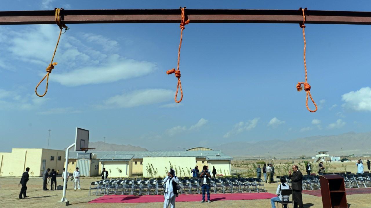 EJECUTADOS. Los lazos de horcas cuelgan en la prisión de Pul-e-Charkhi, en las afueras de Kabul, el 8 de octubre de 2014. Cinco hombres afganos fueron condenados por la violación de un grupo de cuatro mujeres, a pesar de que las Naciones Unidas y grupos de derechos humanos criticaron el juicio, pidiendo al nuevo Presidente suspender las ejecuciones. (AFP)
Fotogalería +