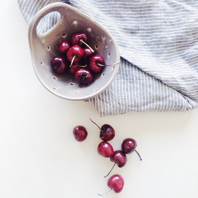 I’ve eaten pounds upon pounds of cherries this weekend. That cute little berry strainer is from @fringeandfettle 🌚