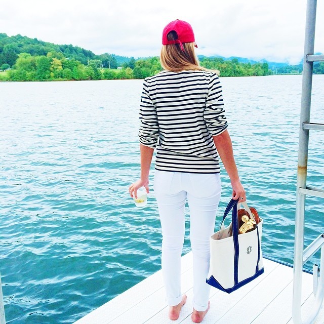 summerwind41490:

Gin in hand + @llbeanpr tote… All I need for a sunset cruise on the lake!
