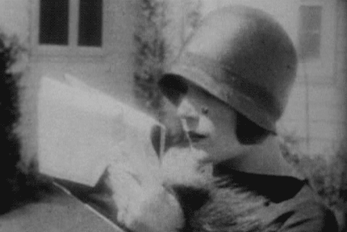 nitratediva:

Dolores del Rio preens in some 1920s candid footage.
