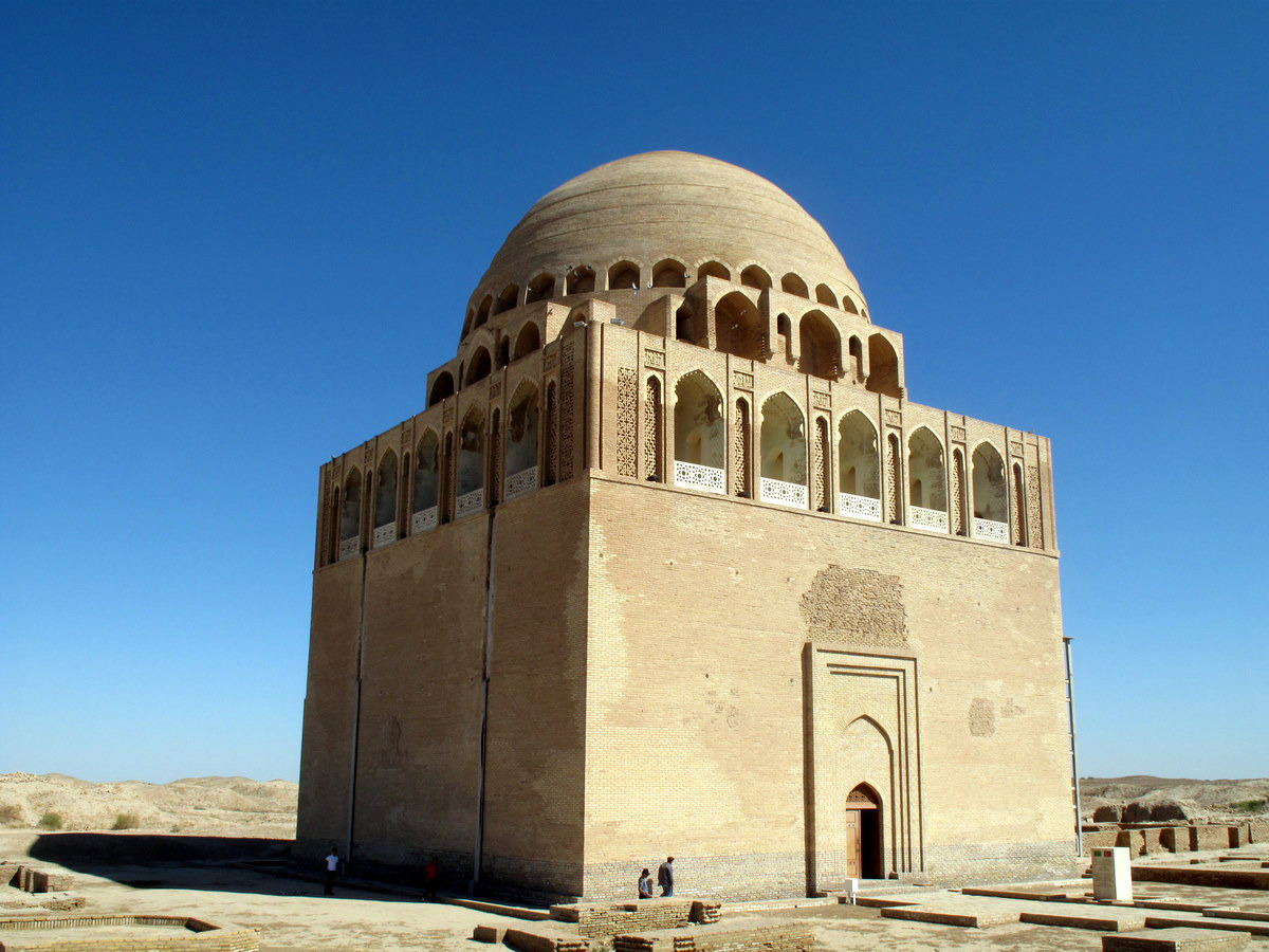  Mausoleo del Sultan Sanjar, Turkmenistan. El Parque Nacional Histórico y Cultural de la Antigua Merv es Patrimonio de la Humanidad desde 1999. Importantísima ciudad-oasis en la antigüedad y lugar clave por su emplazamiento para las relaciones entre el continente europeo y el asiático.