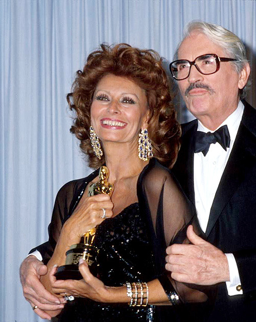 <br /><br /><br /><br />
Sophia Loren accepts her Honorary Award from Gregory Peck at the 63rd Academy Awards in 1991.<br /><br /><br /><br />
