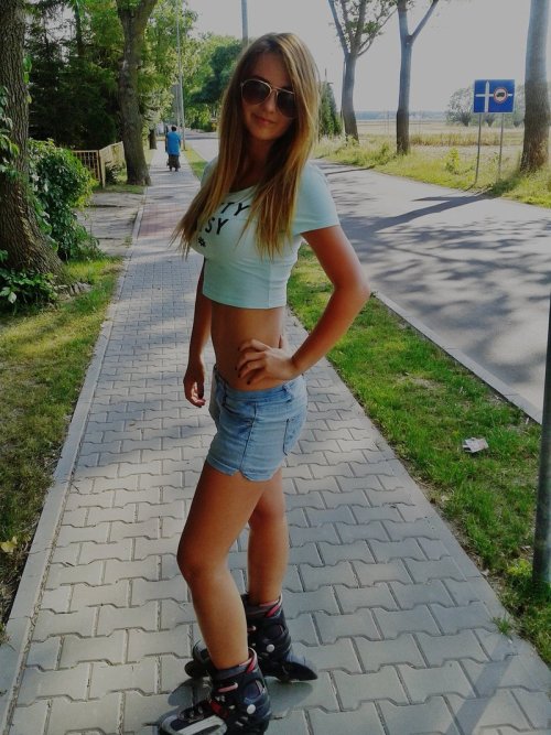 (via I guess they still Rollerblade in Europe - Imgur) - Daily Ladies