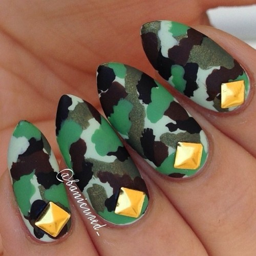 Camo nails Credit to @banicured_ (http://ift.tt/1sDBYb4)