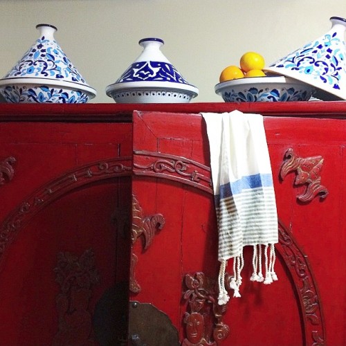 In the #kitchen #details #rustic #chinesecabinet #redcabinet #tunisiantagines #tagines #foutatowel #turkishtowel #boho #bohemian #bohemiandecor #decor #interiordecor #apartmentdecor #globaldecor