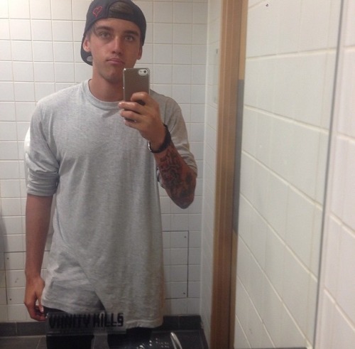 @beaupeterbrooks: A stealthy selfie in the public bathroom