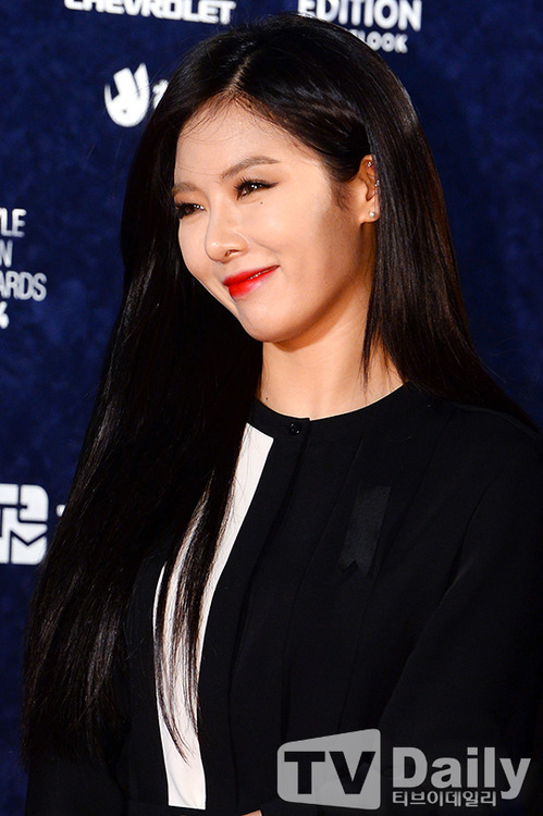 
20141028 Style Icon Awards, sponsored by SIA.
Do not edit or remove the logo, credit to the owner: @tvdaily!
