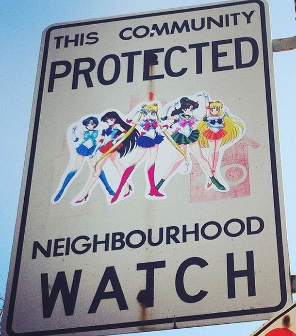 (via Neighbourhood Watch – Un street artist détourne les panneaux de surveillance du voisinage… | Ufunk.net)