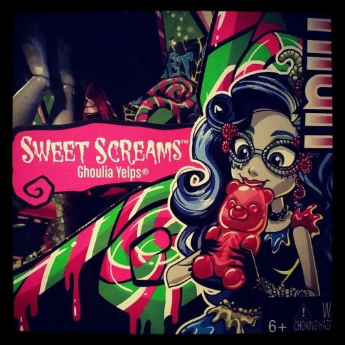 anthxny:

Score! #monsterhigh #sweetscreams #ghouliayelps