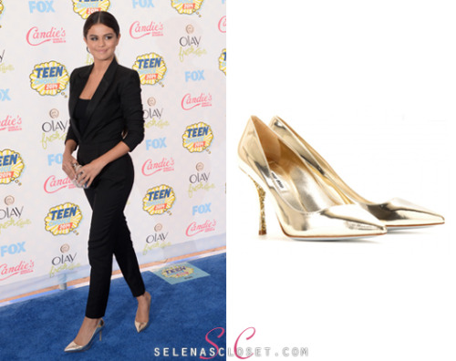 Selena Gomez strutted down the blue carpet the 2014 Teen Choice Awards and once again, she didnt slip on her shoe game. She wore gold Miu Miu Glitter-Soled Patent Leather Pumps but unfortunately they are now sold out :(
She wore it with a Saint Laurent Jumpsuit
Get the look with these gold glitter pumps!


// 
