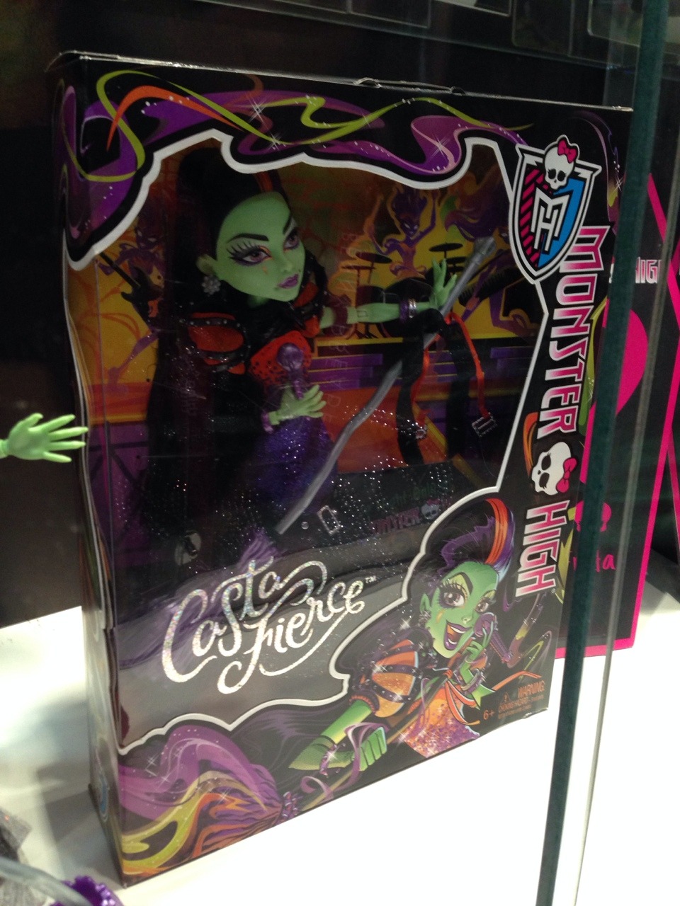sassking-trevor:

mhinsider:

They added her package to the display.

I literally JUST noticed she has a new hand mold - it’s Abbey’s mold but in the “claw” position Howleen’s is always in.
