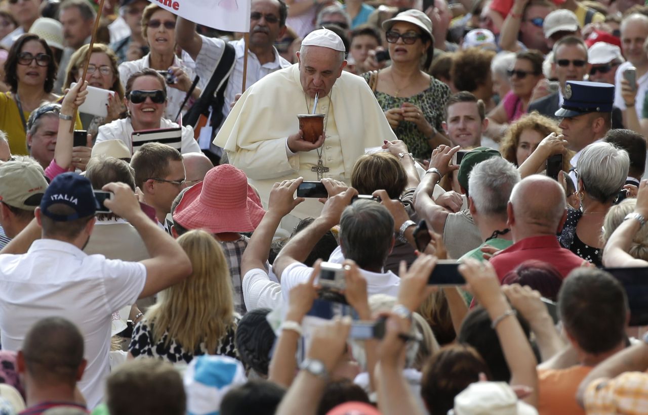 
UN MATE EN EL VATICANO. El papa Francisco comparte un mate que le alcanzan los fieles a su llegada a las audiencias generales semanales de los miércoles en la plaza de San Pedro en el Vaticano. (EFE)