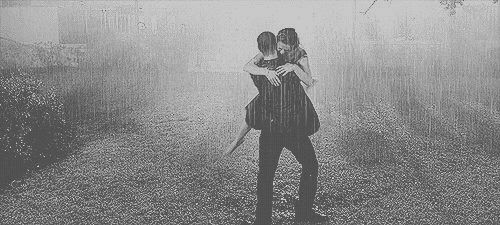 La persona que baile contigo bajo la lluvia será la que camine contigo bajo la tormenta.