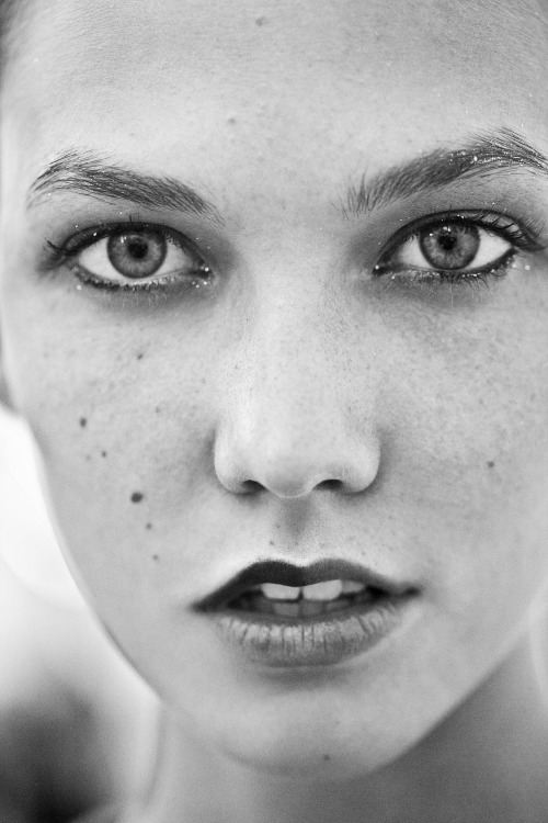 wmagazine:

Summer Freckles
Photograph by Gabrielle Revere. 

So...