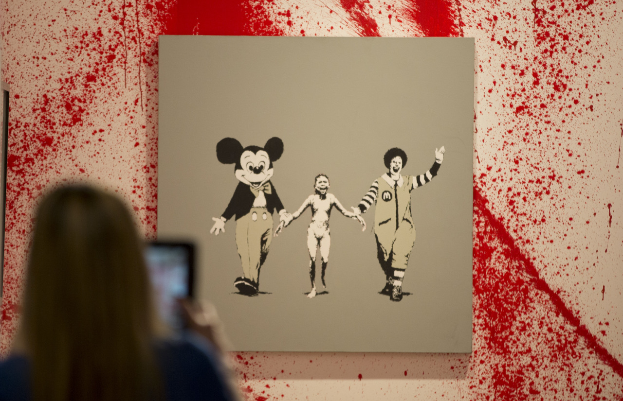 GRAFFITIS. Mickey Mouse And Mickey Mouse. Exposición retrospectiva no autorizada del artista grafitero Banksy presenta 70 obras de arte en Londres. Banksy es el más famoso por su anárquica obras de graffitis de contenido social que aparecen en la arquitectura de la calle sin previo aviso en Gran Bretaña. (AP)
FOTOGALERÍA