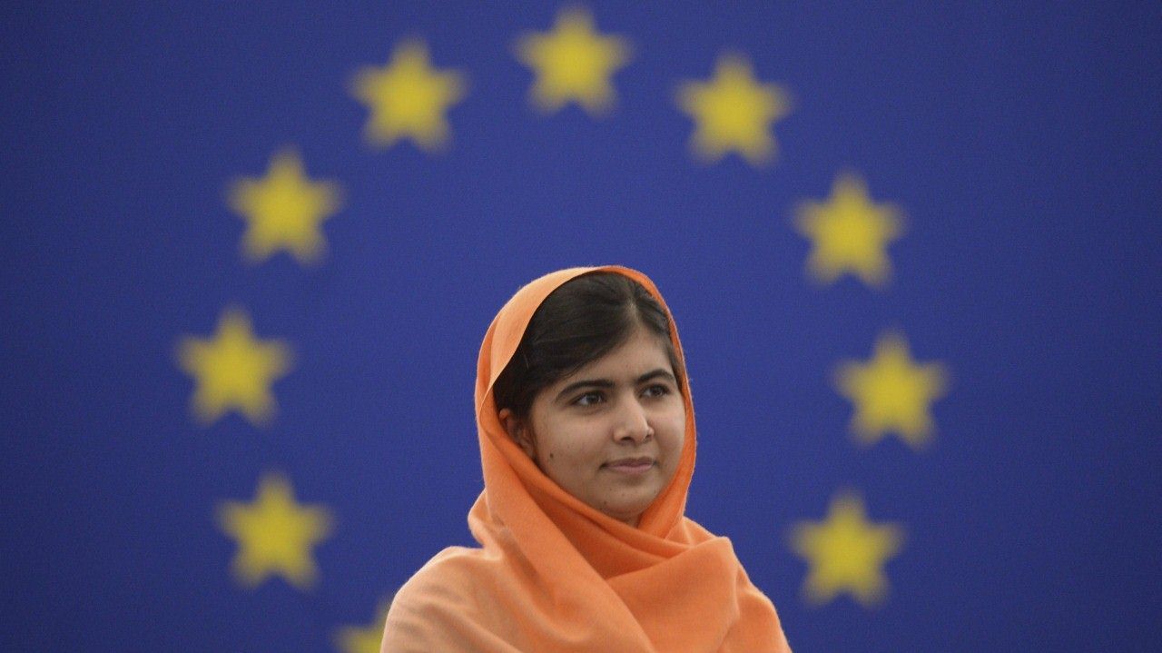 NOBEL DE LA PAZ. Malala Yousafzai, la niña que fue tiroteada por los talibán por luchar por los derechos de las niñas a la educación. Malala ha ganado el Nobel de la Paz 2014 junto con el presidente de la Marcha Global contra el Trabajo Infantil, el indio Kailash Satyarthi, informó el Comité Nobel de Noruega, el viernes 10 de octubre de 2014. (EFE)
Fotogalería +