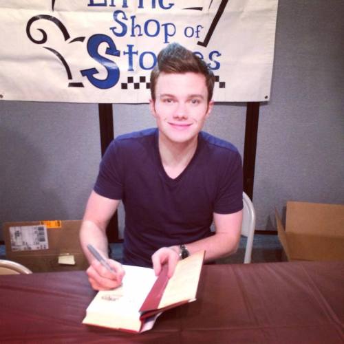 
Little Shop of Stories: Chris Colfer is here ready to sign! #TLOS3
