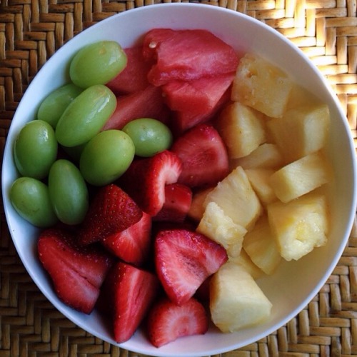befit-behealthy-beyou:

Post school snacking on fruit :)
