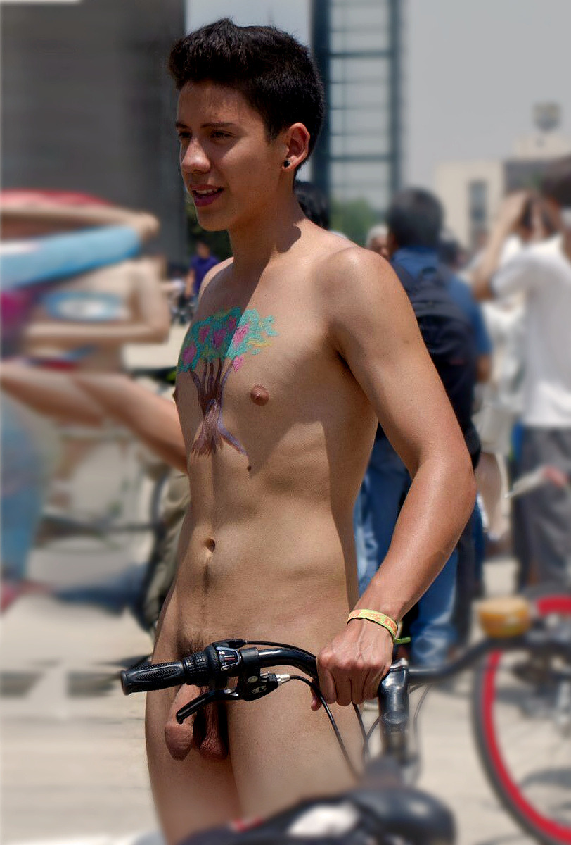 benudenfree:

another hottie naked in public at the wnbr  -  beautiful nude portrait    ♡♥♡     ph. unknown
