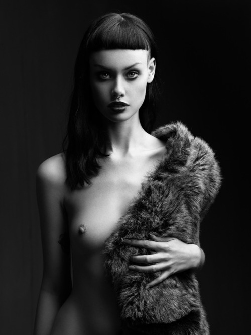black-white-madness:Madness:ALICE KELSON BY PETER COULSON - Daily Ladies