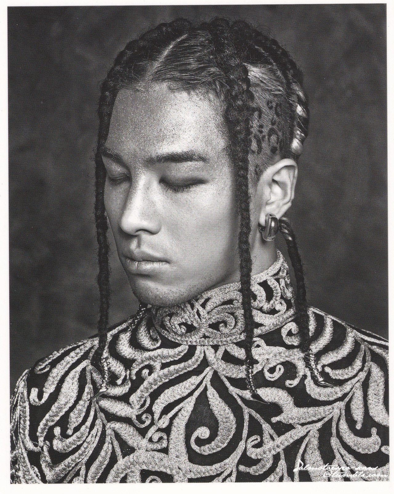 {HQ Scan} TaeYang’s RISE + best collection Vinyl LP photos -13- 
credit&#160;: jalmotaesseo-scans if editing! Do not repost without permission! Do not post to weheartit!