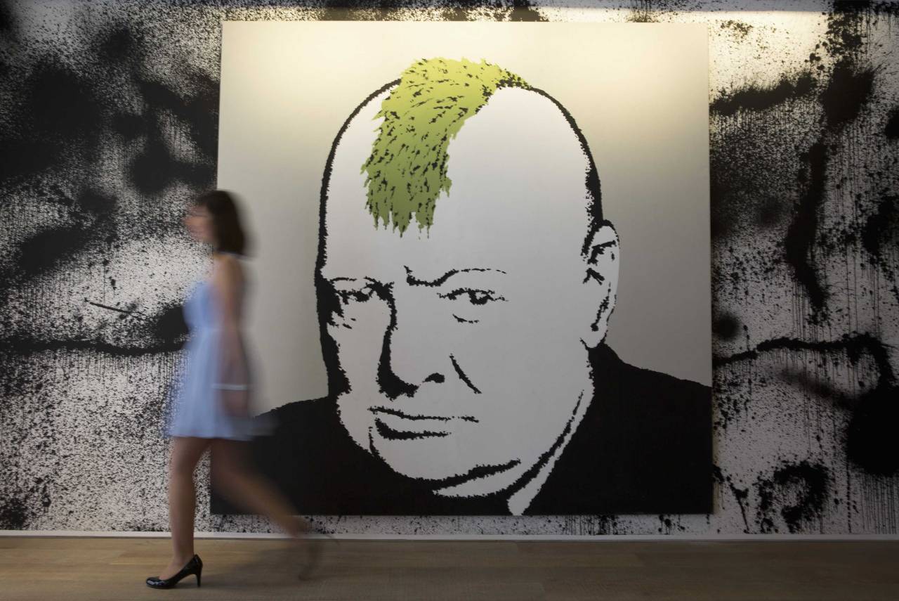 GRAFFITIS. Winston Churchill. Exposición retrospectiva no autorizada del artista grafitero Banksy presenta 70 obras de arte en Londres. Banksy es el más famoso por su anárquica obras de graffitis de contenido social que aparecen en la arquitectura de la calle sin previo aviso en Gran Bretaña. (AP)