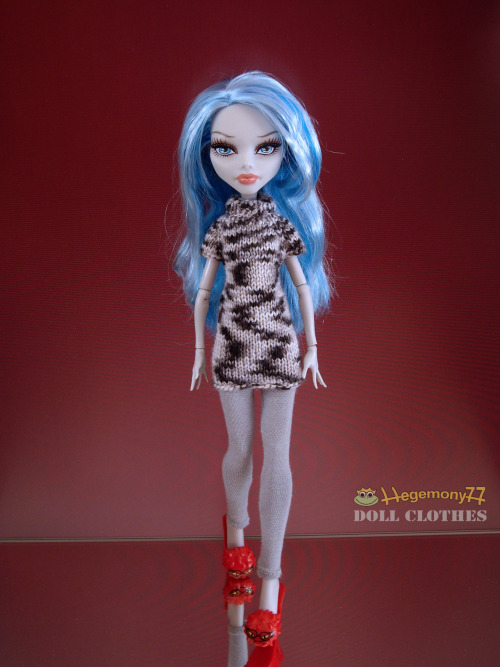 hegemony77: Monster High boneca, a fim mão feita sob encomenda de malha vestido branco preto e leggings cinza
