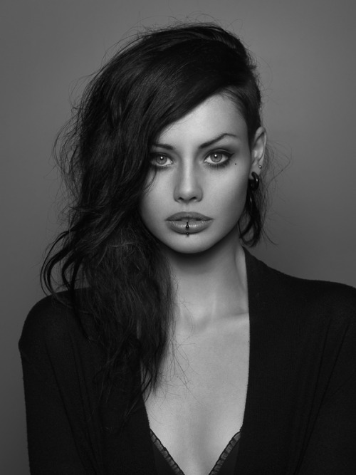 strangelycompelling:Alice Kelson by Peter CoulsonStrangely... - Bonjour Mesdames