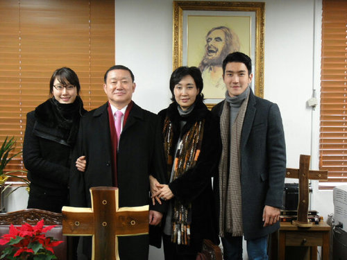 Choi SiWon z rodziną na zdjęciu
  