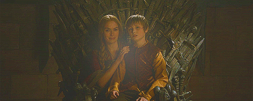 Una de las escenas más poderosas de Cersei, es en la batalla de Aguasnegras con su hijo Tommen