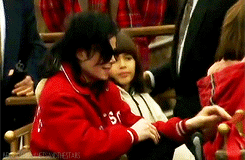 GIF su Michael Jackson. - Pagina 10 Tumblr_nj7ou5jBfg1r37ly3o1_250