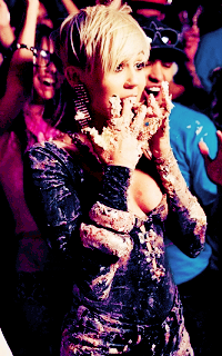 Miley Cyrus Tumblr_n7q5eyfS2a1sqaaz9o10_250
