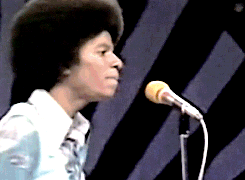 GIF su Michael Jackson. - Pagina 11 Tumblr_nkn0q7J0e81qjpigho7_250