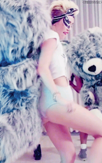 Miley Cyrus Tumblr_n7q5hhFnC61sqaaz9o10_250