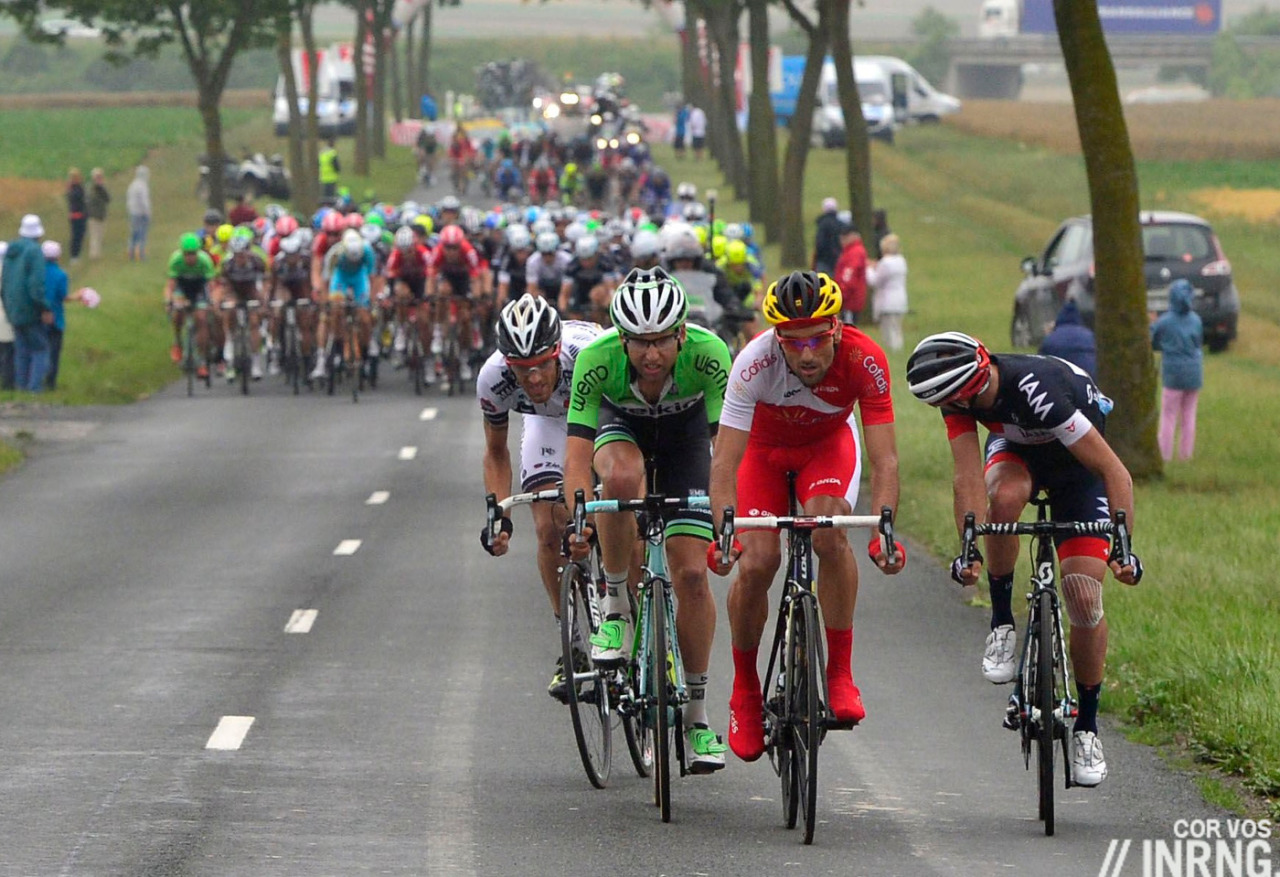 Photo: suddenly sits up and the breakaway is allowed to ride away. How? Why? 