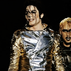 GIF su Michael Jackson. - Pagina 11 Tumblr_n0jn1jzvc91rs75leo1_250