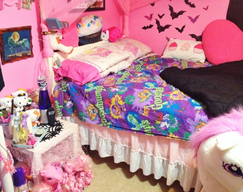 Pin by Katelyn Farrar on Cause I like it ! | Goth bedroom, Teenage girl ...