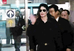 GIF su Michael Jackson. - Pagina 10 Tumblr_nh9es4pYO71ted8t2o7_250