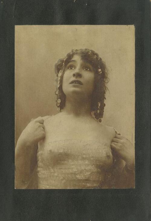 Studio portrait of actress Olga Ilić by Milan Jovanović, 1900<br />
This picture is considered the first semi-nude photograph in Serbia. Olga Ilić, later Ilić-Hristilić (1880, Thessaloniki – 1945, Belgrade), was a famous Serbian actress. She was born the illegitimate daughter of Marija Gašparović and a Frenchman. Mother and daughter moved to Niš after Olga’s father had died. In Niš Olga started her acting career at the age of fourteen and pursued it as a travelling actress and playing at different theaters throughout the Balkans (e.g., Belgrade, Novi Sad, Leskovac, Niš, Skopje).<br />
from Visual Archive Southeastern Europe <br />
with special thanks to Aspida Kosana for this discovery  