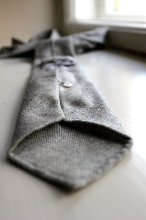 Untipped gray cashmere tie - details