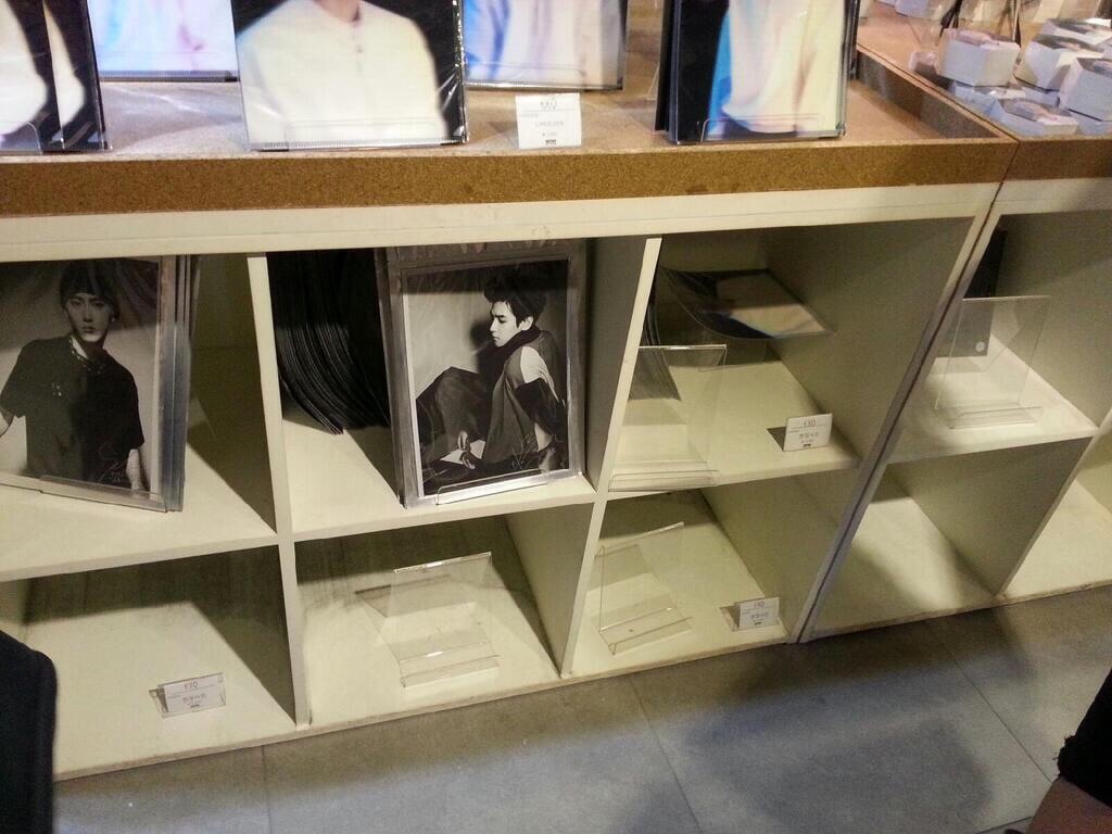 Only a few of Suho & Chanyeol cards are left. The others are empty and the Baekhyun cards are barely touched.  Credit: NheSica: