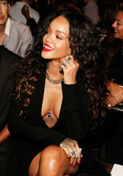 Fotos de Rihanna (apariciones, conciertos, portadas...) [15] - Página 7 Tumblr_nbids6E7rN1rdbl17o4_250
