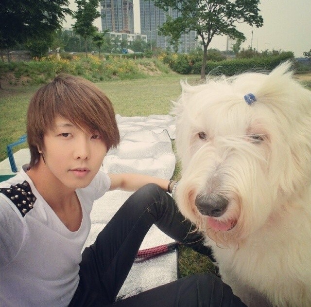 [5.23.14 Official Instagram Update]#E_Co is waiting fans for fan meeting today :) with JJCC’s pet dog Baw :)