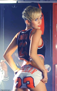 Miley Cyrus Tumblr_n7q5bowshg1sqaaz9o3_250