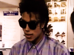 GIF su Michael Jackson. - Pagina 10 Tumblr_mgw3k6jJrn1qjpigho4_250