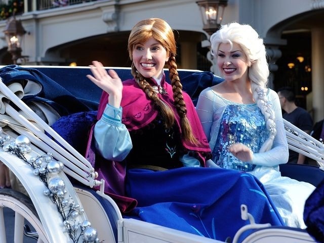 Les personnages de Frozen dans les parcs Disney  - Page 2 Tumblr_n7si19MMTK1t07oxno1_1280