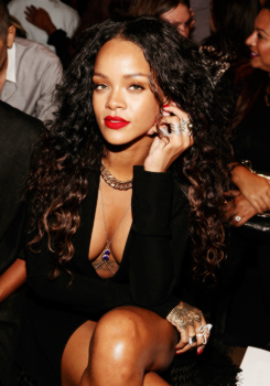 Fotos de Rihanna (apariciones, conciertos, portadas...) [15] - Página 7 Tumblr_nbids6E7rN1rdbl17o2_250