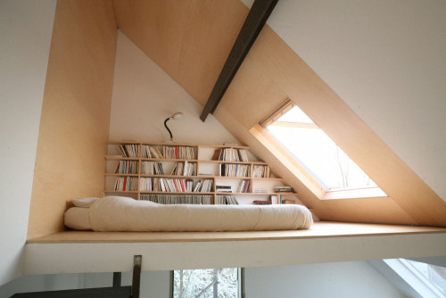 delicatefinds: Ever since I can remember I’ve wanted to live in an attic / slanted roof room. 